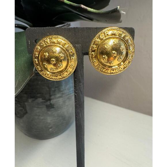 Chanel Vintage Round Button Clip On Earrings with Stars 80s 24k gold plated - Picture 1 of 5